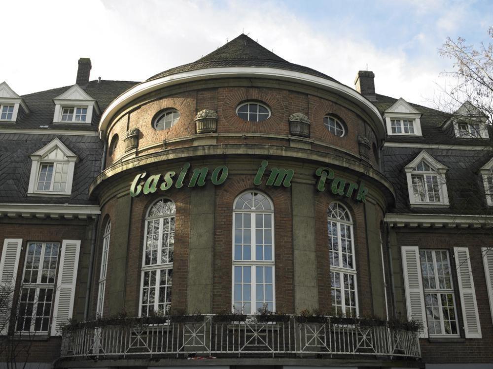 Hotel Casino Im Park คัมพ์ลินท์ฟอร์ท ภายนอก รูปภาพ